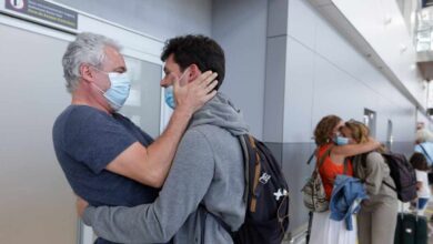 Playas llenas, reuniones familiares y llegadas a los aeropuertos: las fotos del primer día de la "nueva normalidad"