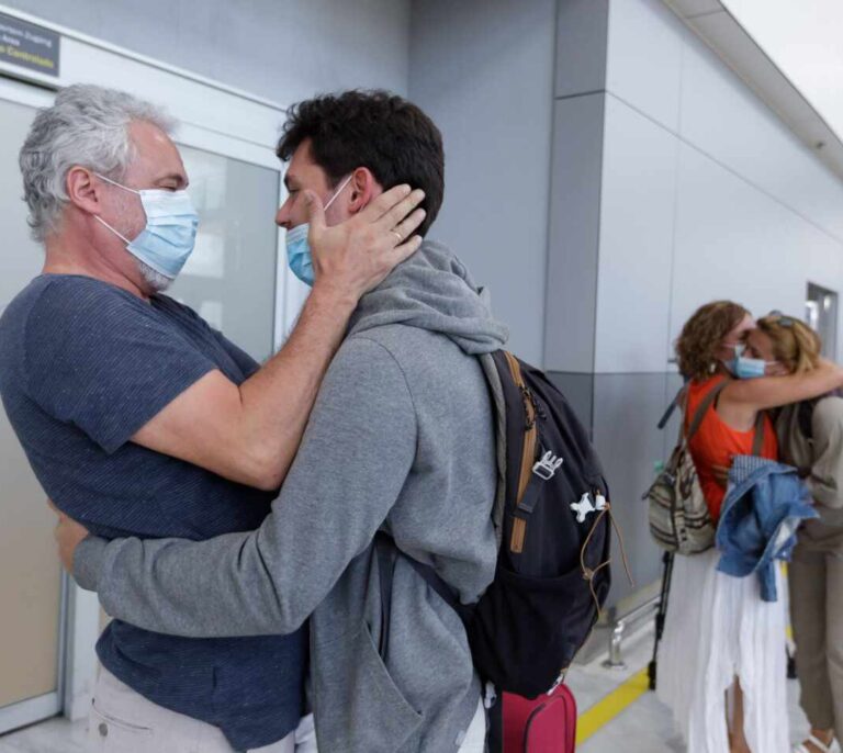 Playas llenas, reuniones familiares y llegadas a los aeropuertos: las fotos del primer día de la "nueva normalidad"