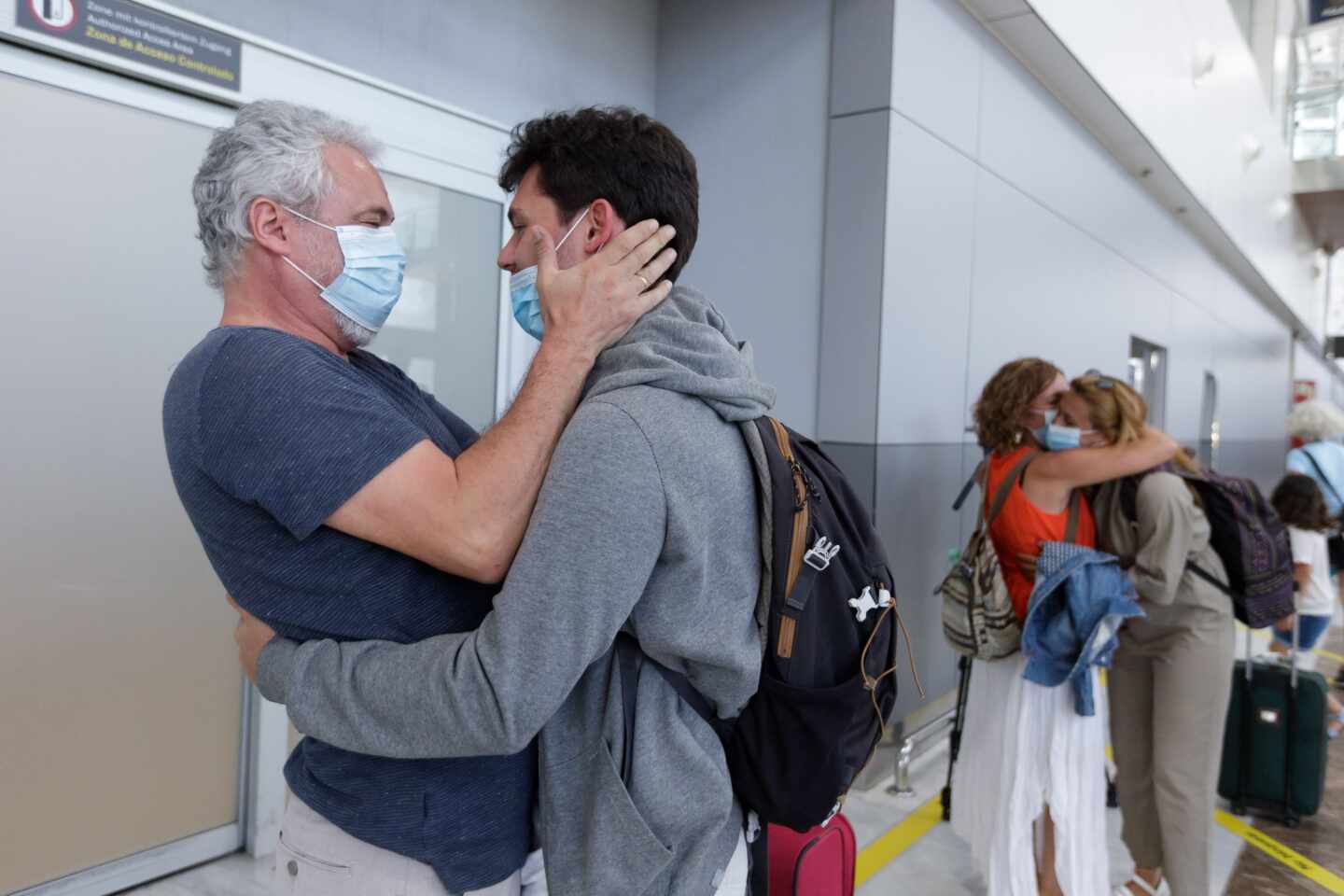 Playas llenas, reuniones familiares y llegadas a los aeropuertos: las fotos del primer día de la "nueva normalidad"