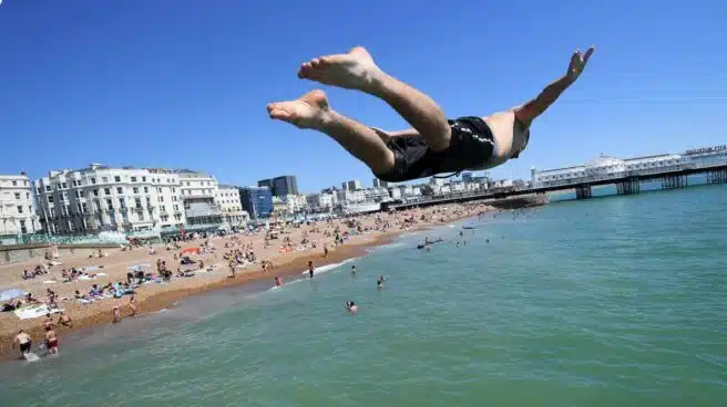 Galería | Miles de bañistas abarrotan la playa de Brighton en plena 'desescalada' en Reino Unido