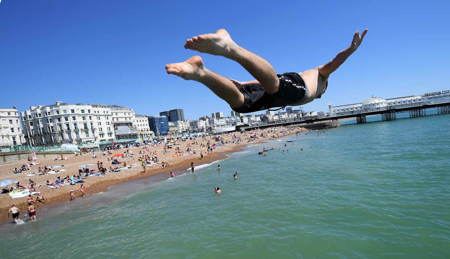 Galería | Miles de bañistas abarrotan la playa de Brighton en plena 'desescalada' en Reino Unido