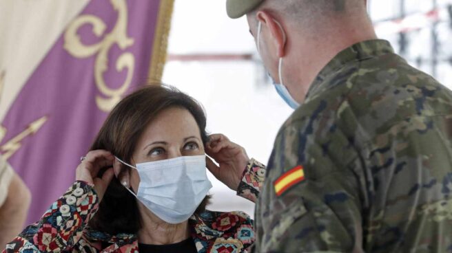 La ministra de Defensa, Margarita Robles, junto a un militar de las Fuerzas Armadas.