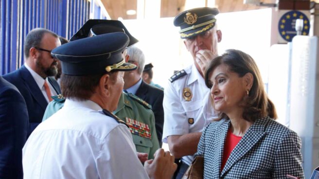 Ana Botella conversa con policías y guardias civiles en una visita a Melilla durante su etapa como secretaria de Estado de Seguridad.
