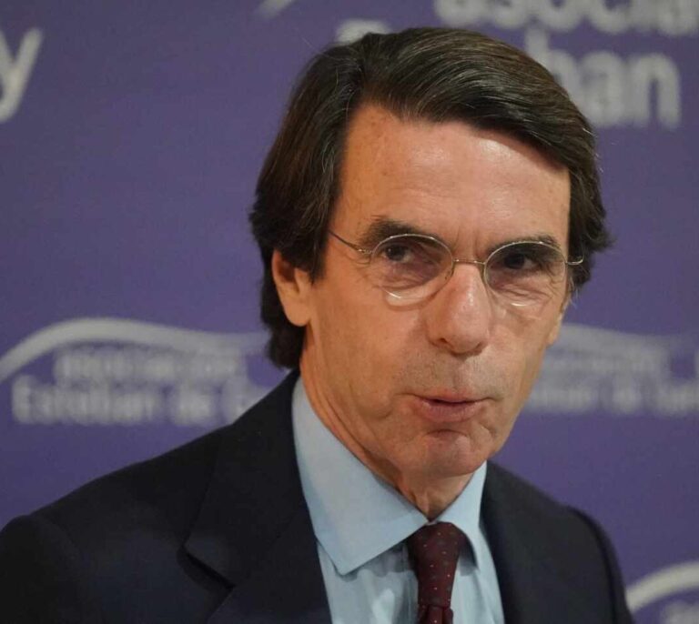 Aznar cuestiona el ingreso mínimo vital permanente con un 110% de deuda