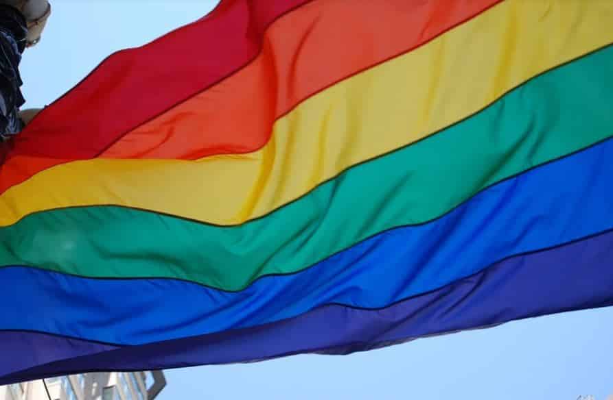 Una juez ordena retirar la bandera LGTBI de la fachada del Ayuntamiento de Cádiz