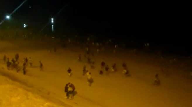Momento del desalojo de la playa de Santa María, en Cádiz.