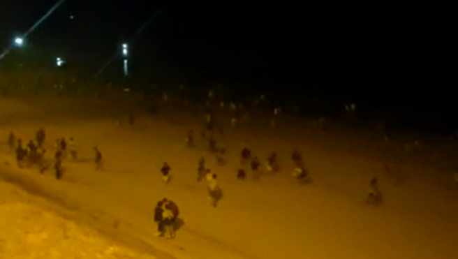 Desalojan a 1.000 jóvenes de una playa de Cádiz por un macrobotellón en la noche de San Juan