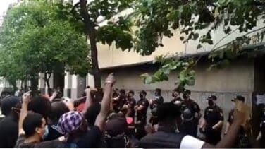 Decenas de personas protestan ante una comisaría de Zaragoza por la violencia en EEUU