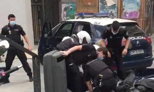 Agentes de la Policía Nacional reducen a un ciudadano en Lavapiés (Madrid).