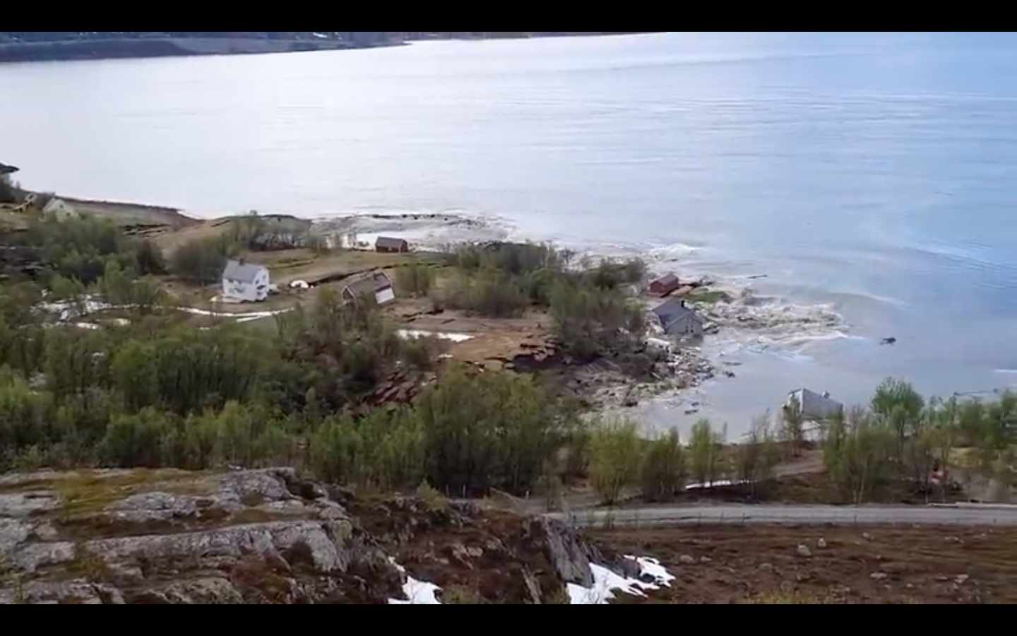El espectacular corrimiento de tierra que arrastra al mar casas enteras en Noruega