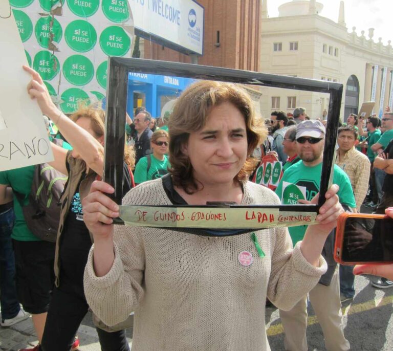 El PP denuncia la política de vivienda del Ayuntamiento con un vídeo de Colau okupando