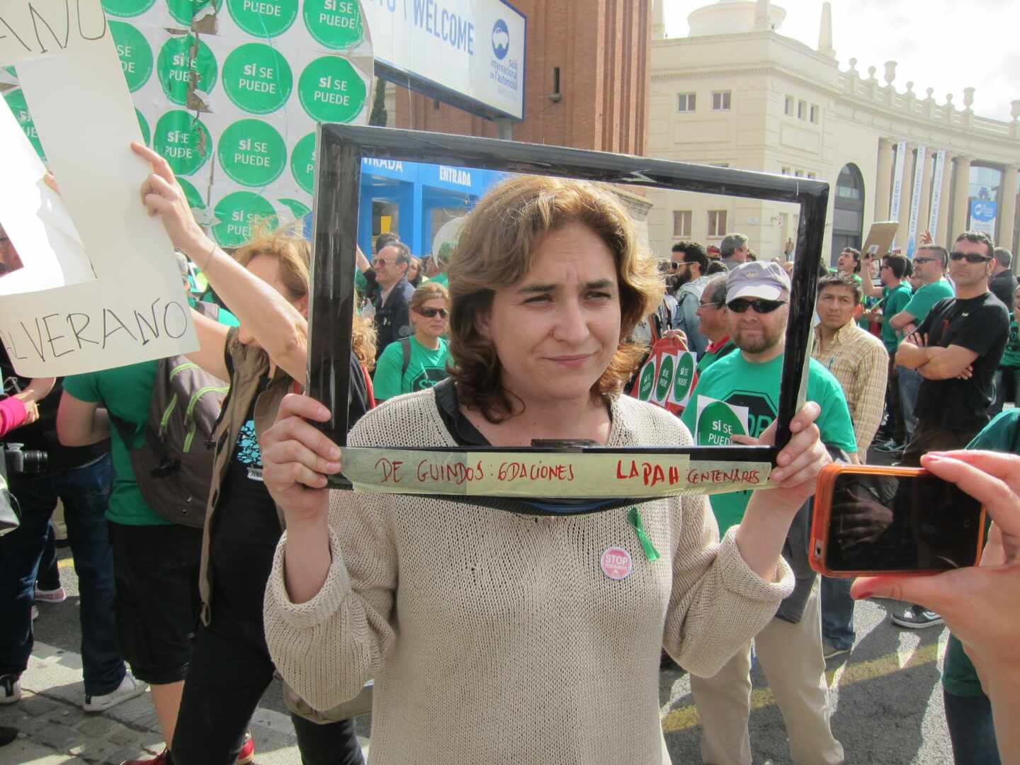 El PP denuncia la política de vivienda del Ayuntamiento con un vídeo de Colau okupando