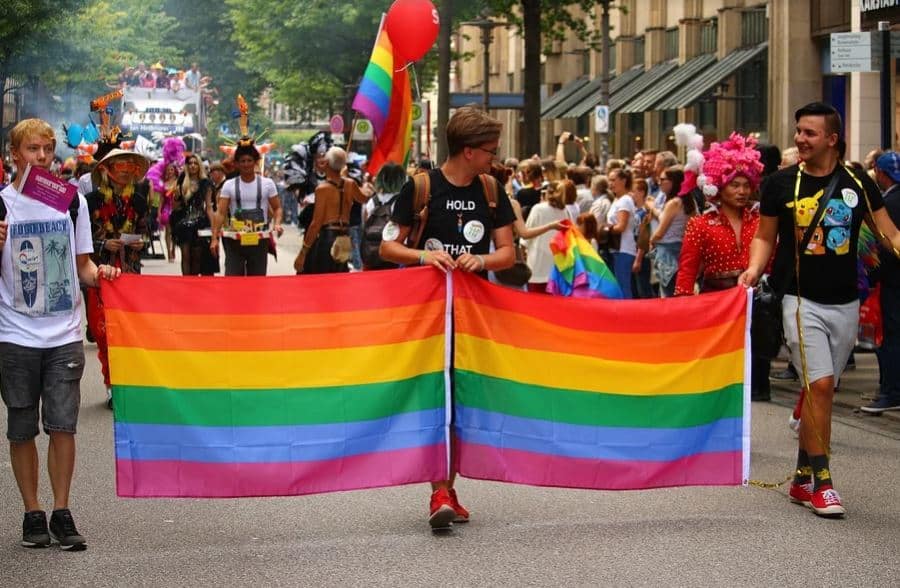 Quince libros para disfrutar, educar y reivindicar durante el Orgullo