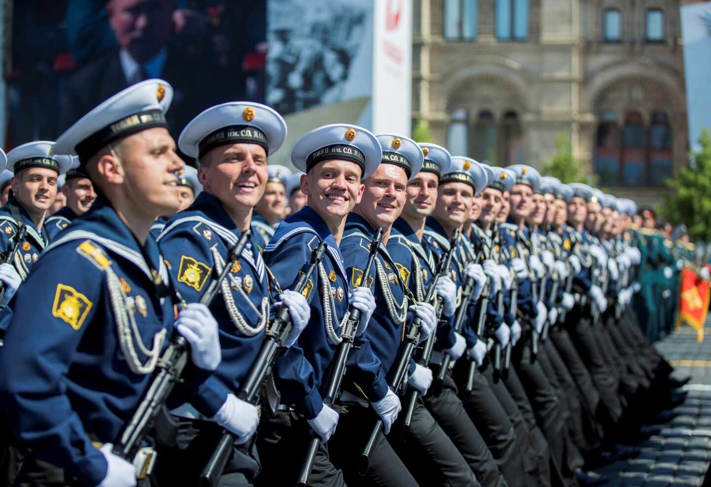 Soldados rusos desfilan durante el Día de la Victoria.