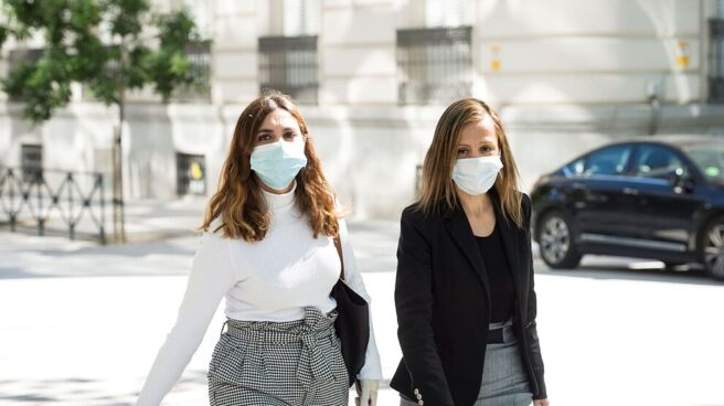 Dina Bousselham y su abogada, Marta Flor Núñez, a las puertas de la Audiencia Nacional