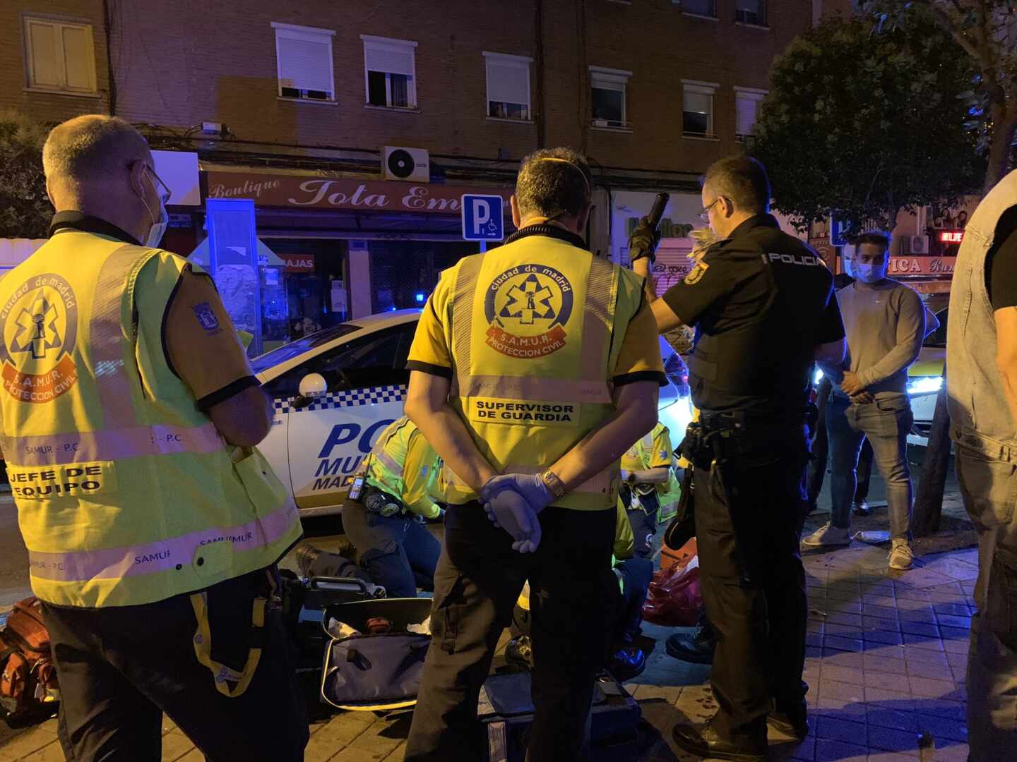 Una mujer trata de morder a un agente de Policía tras una reyerta en Carabanchel