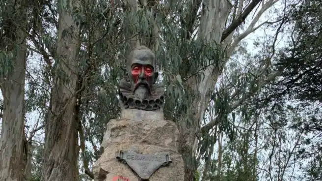 Escriben "bastardo" y pintan de rojo sangre en la estatua de Cervantes en un parque de San Francisco