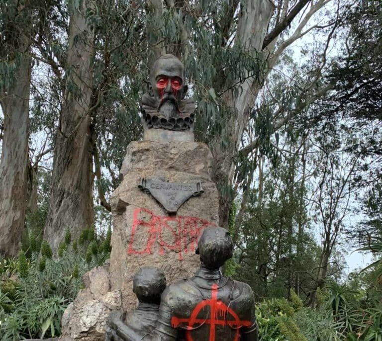 Escriben "bastardo" y pintan de rojo sangre en la estatua de Cervantes en un parque de San Francisco