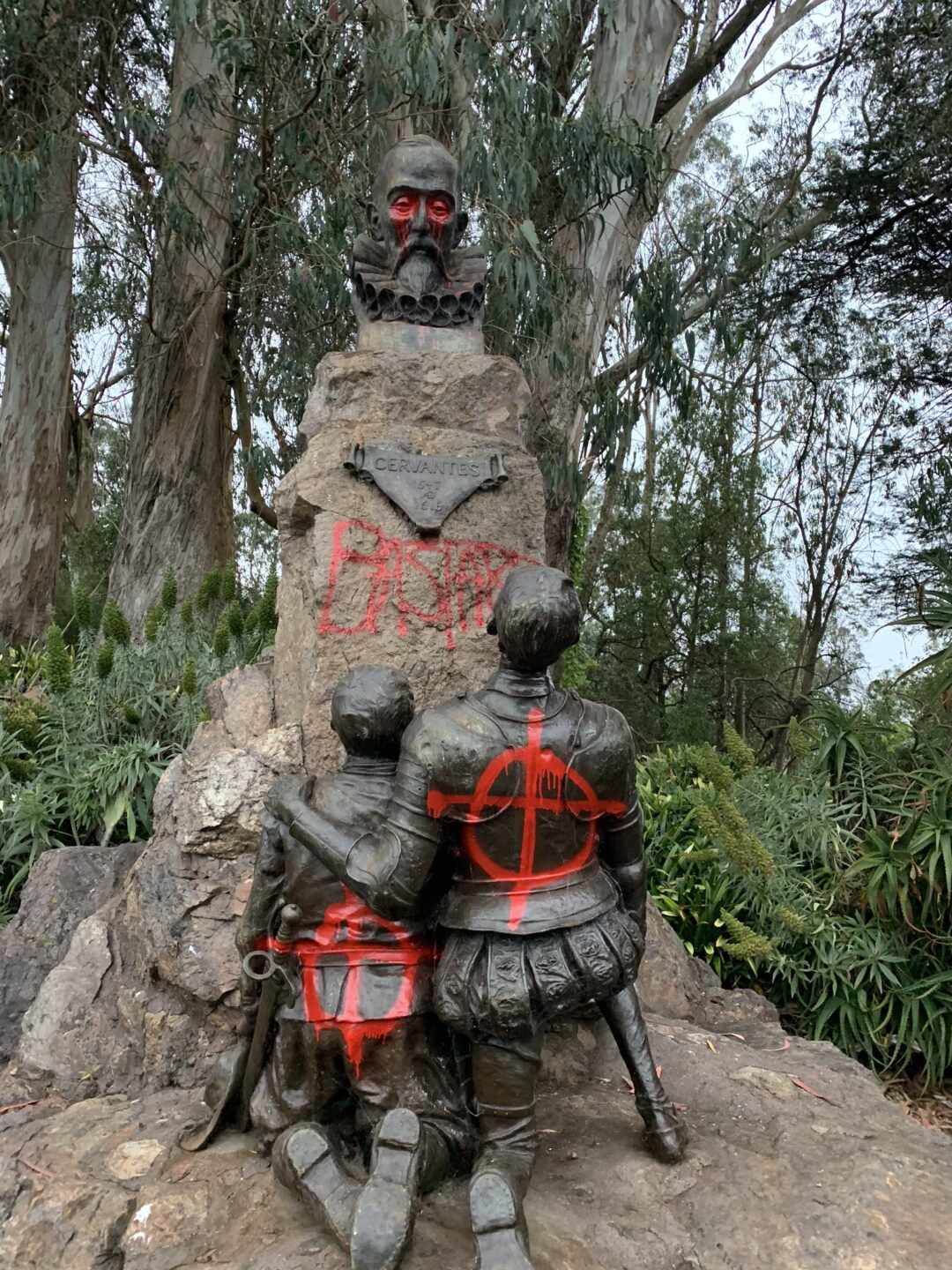 Escriben "bastardo" y pintan de rojo sangre en la estatua de Cervantes en un parque de San Francisco