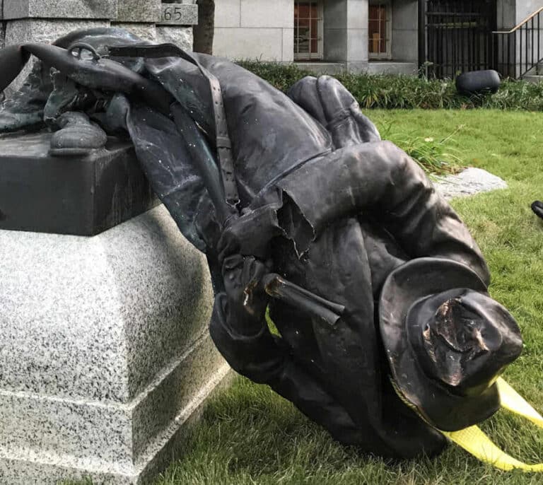 Manifestantes estadounidenses derriban estatuas de Cristóbal Colón en varias ciudades