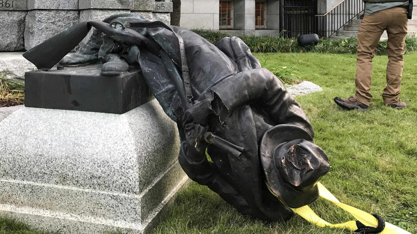 Manifestantes estadounidenses derriban estatuas de Cristóbal Colón en varias ciudades