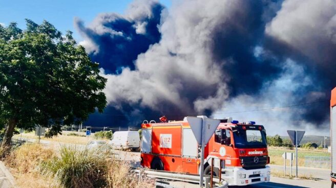 Columna de humo del incendio en la fábrica de neumáticos de Espeluy, en Jaén.