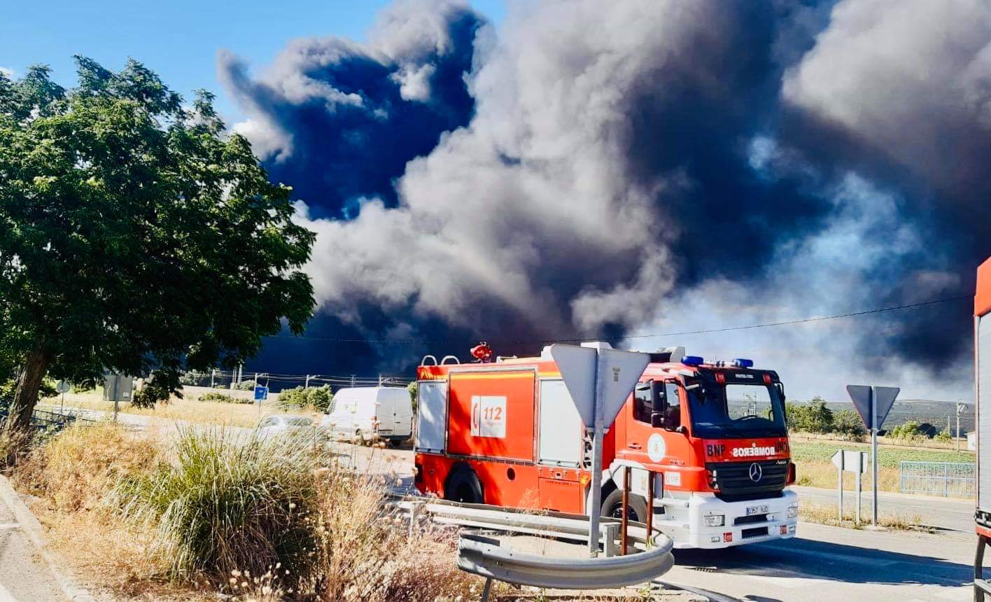 Vídeo: espectacular incendio en una fábrica de neumáticos en Jaén