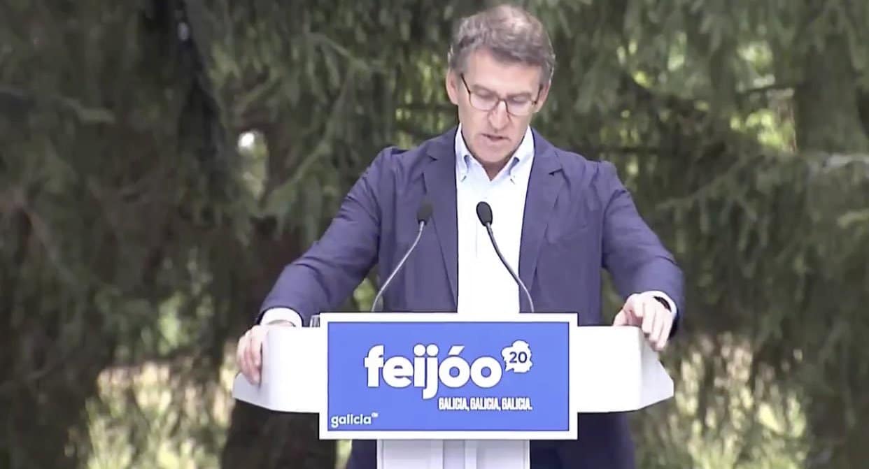 "Galicia, Galicia, Galicia": Feijóo vuelve a ocultar las siglas del PP de cara al 12-J