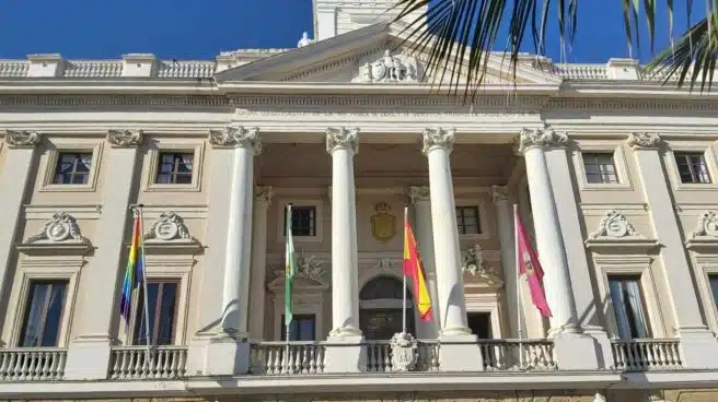 'Kichi' retirará este lunes la bandera LGTBI del Ayuntamiento de Cádiz por orden judicial
