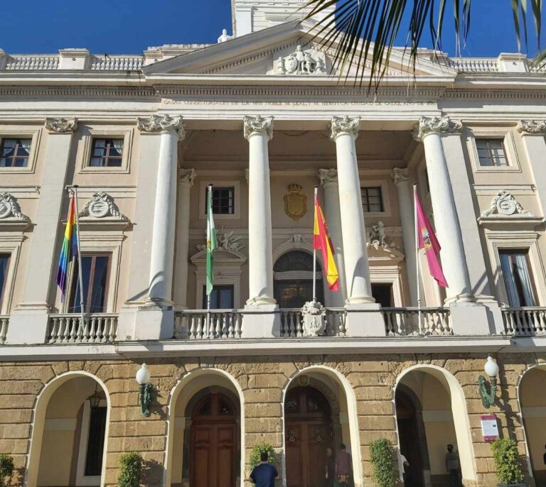 'Kichi' retirará este lunes la bandera LGTBI del Ayuntamiento de Cádiz por orden judicial