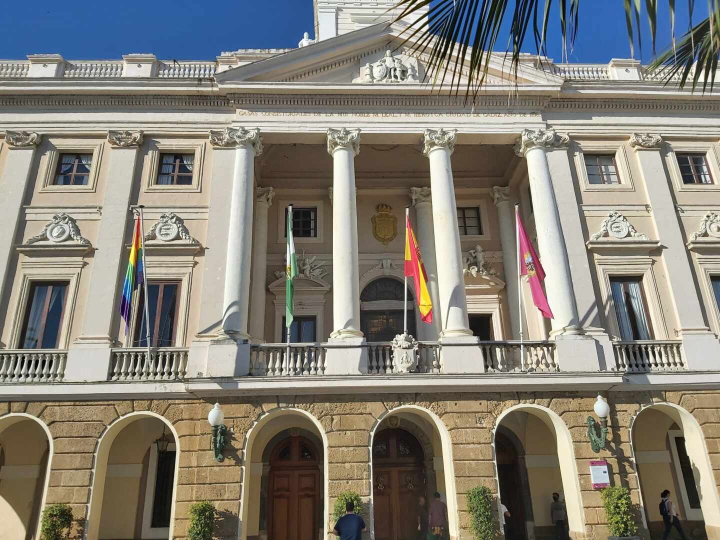 'Kichi' retirará este lunes la bandera LGTBI del Ayuntamiento de Cádiz por orden judicial