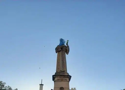 Ocultan la cabeza de la estatua de fray Junípero en su pueblo natal con una bolsa de plástico