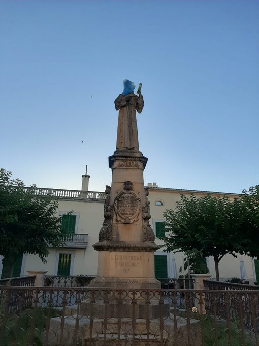 Ocultan la cabeza de la estatua de fray Junípero en su pueblo natal con una bolsa de plástico