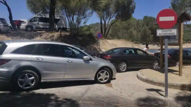 Atascos, controles y aparcamientos llenos: así están los accesos a la Sierra de Madrid
