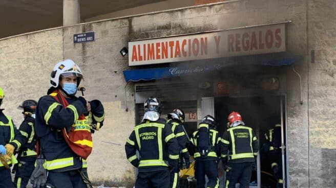 Bomberos del Ayuntamiento de Madrid apagan el fuego en un edificio de Puente de Vallecas, Madrid.