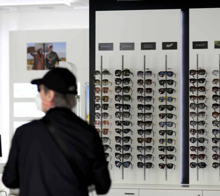 Los españoles llenan las ópticas por la pérdida de visión en el confinamiento