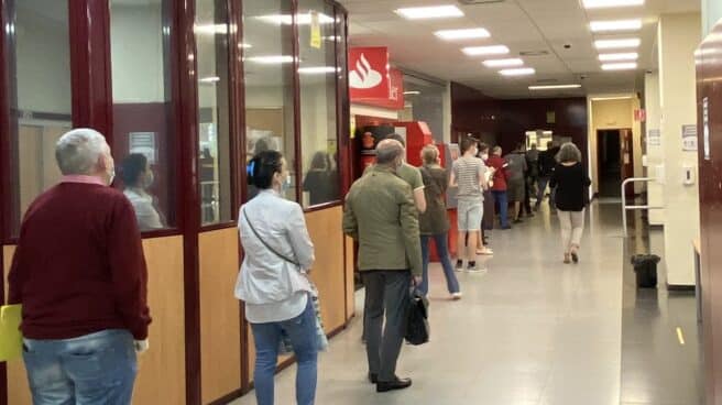 Fila para presentar escritos en los registros de los juzgados madrileños de Plaza de Castilla