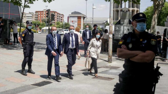José Manuel Franco (centro) llega a los Juzgados.