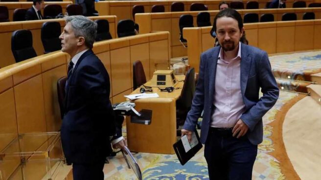 Interior enfría el deseo de Iglesias: no maneja planes para desmilitarizar la Guardia Civil Los ministros Grande-Marlaska y Pablo Iglesias, en el Senado.