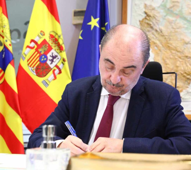 Lambán 'aprieta' a Sánchez con la vuelta al cole: sólo un metro de distancia y sin mascarilla