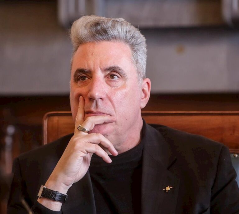 Loquillo interrumpe su concierto para abroncar a un trabajador: "¡A vacilar a tu pueblo, aquí mando yo!"