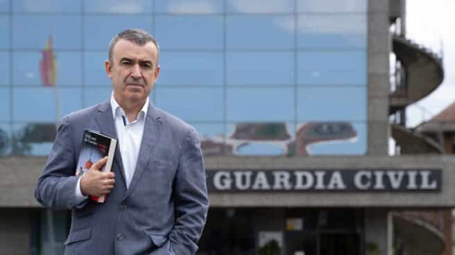 Lorenzo Silva, junto al acceso a uno de los edificios del cuartel de Intxaurrondo en San Sebastián, presenta su nueva novela, 'El mal de Corcira'.