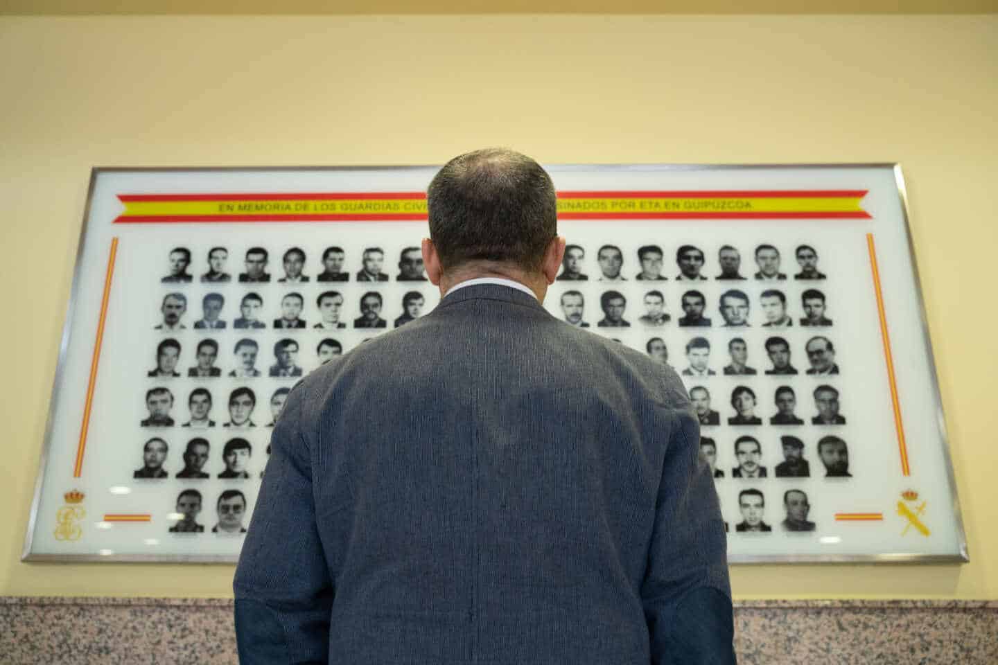 Lorenzo Silva observa un cuadro en memoria de los Guardias Civiles asesinados por ETA en Guipúzcoa