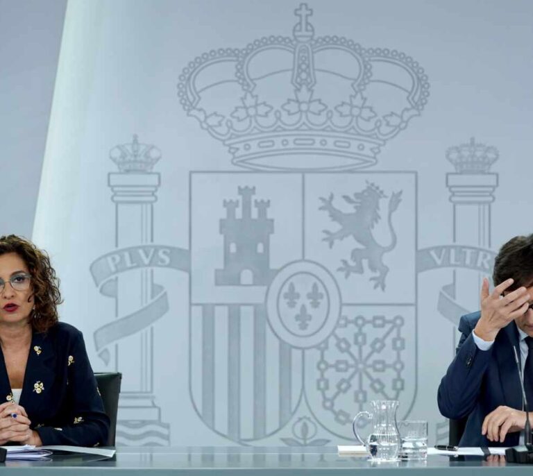 Montero contradice a Garzón para destacar el "compromiso democrático" de la Policía y Guardia Civil