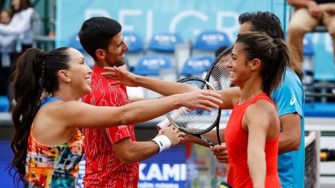 Djokovic abraza a otros tenistas durante la exhibición