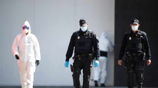 Interior hará una compra masiva de mascarillas y guantes por si hay rebrote en otoño Policías nacionales, en pleno servicio durante el estado de alarma.