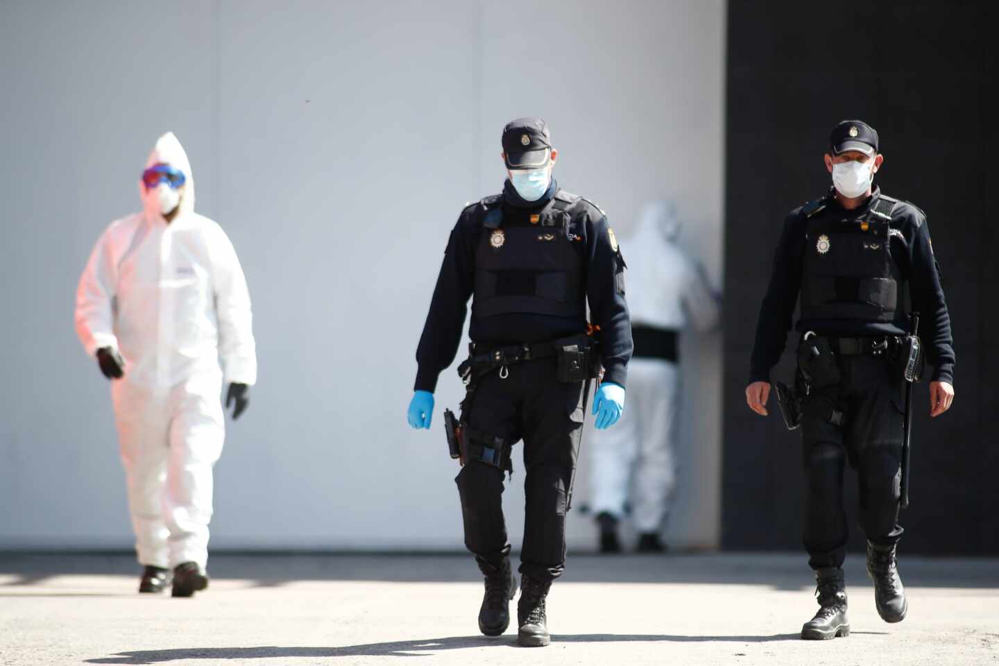 Policías nacionales, en pleno servicio durante el estado de alarma.