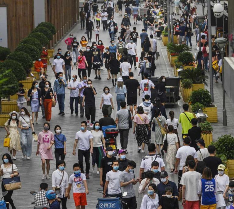 Rebrote en China: cierra el mayor mercado mayorista y 11 barrios de Pekín