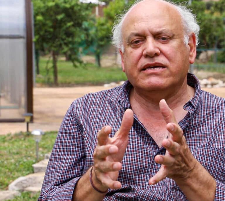 Piden una medalla para el médico purgado en la Policía por su "decisivo papel" ante la covid-19