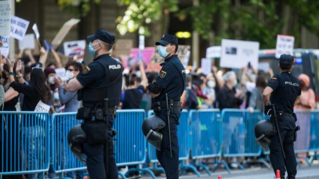 Agentes de la Policía Nacional protegidos con mascarilla.